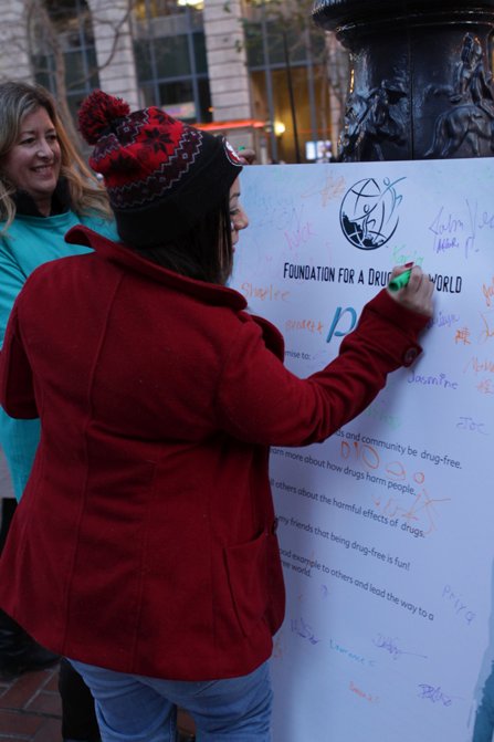 Encouraging people to sign a pledge to live drug-free