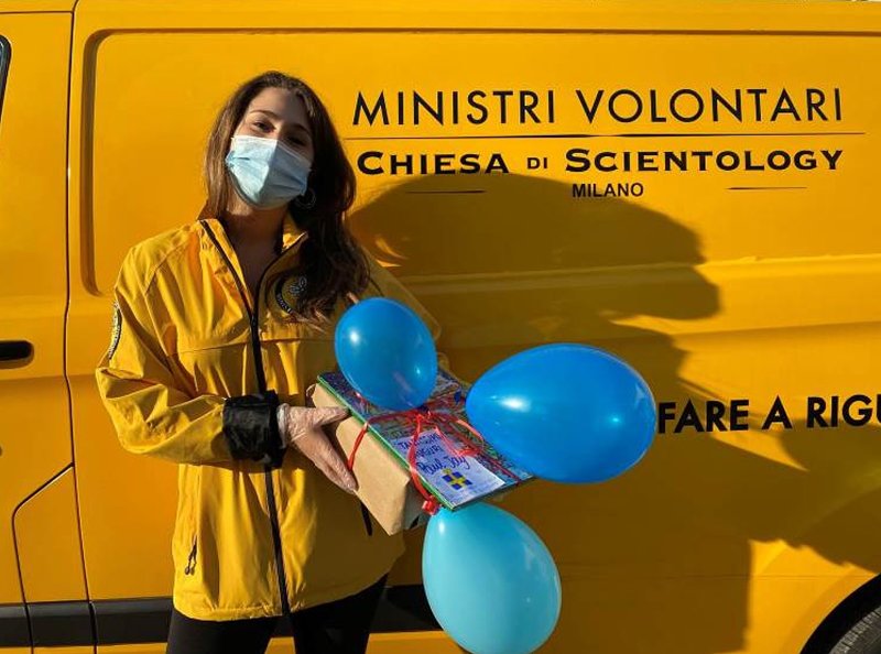 The mask can’t obscure the smile of the Scientology Volunteer Minister who adds a special touch to the supplies she delivers to at-risk neighbors.
