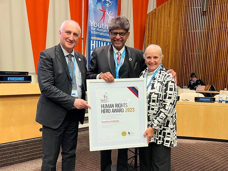 Guest speaker Harold D’Souza receives the Human Rights Hero award of Youth for Human Rights International at United Nations Headquarters in New York.
