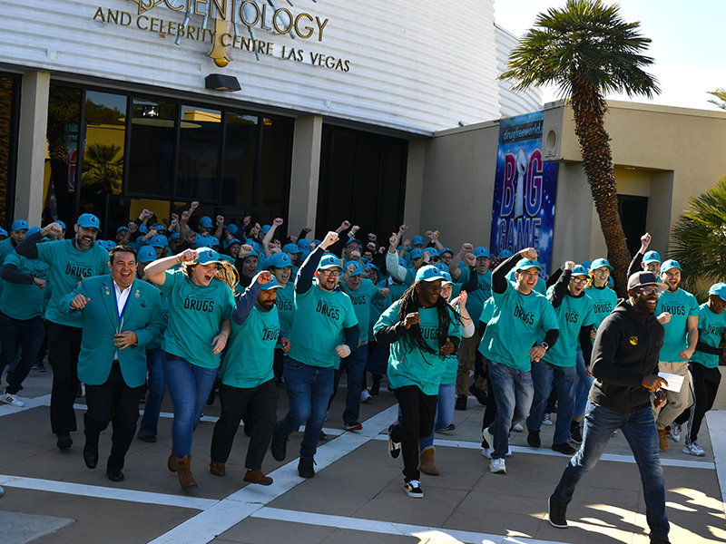 Legendary running back Marshall Faulk, National Drug-Free World spokesperson, leads the charge, with volunteers from across the Southwest heading out to the Las Vegas Strip to share the Foundation’s Truth About Drugs initiative with locals and visitors in Las Vegas for Super Bowl LVIII