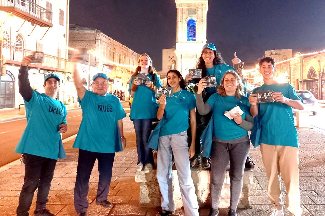  Israeli Scientologists take action to reduce drug abuse and addiction with the Truth About Drugs campaign of Foundations for a Drug-Free World.