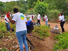 TWTH neighborhood cleanup in Umalazi, South Africa