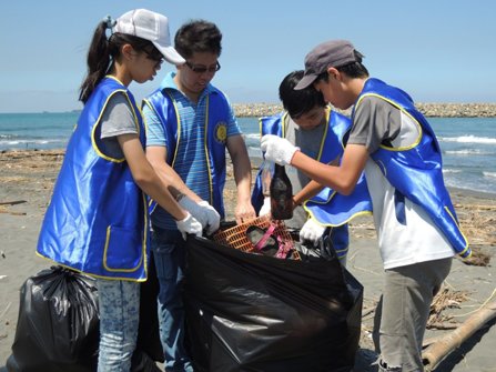 Volunteers from the Church of Scientology Kaohsiung spent a recent afternoon cleaning up a stretch of Cijin Beach.