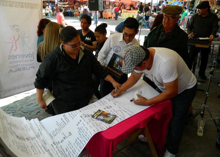 Youth for Human Rights Puebla educates people on the U.N. Universal Declaration of Human Rights and gets their support to insist these rights are upheld.