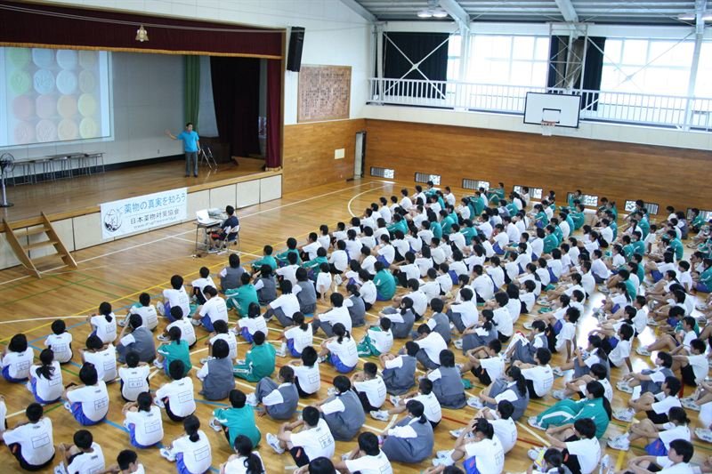 Volunteers from the Church of Scientology Tokyo provide drug education programs in local schools.