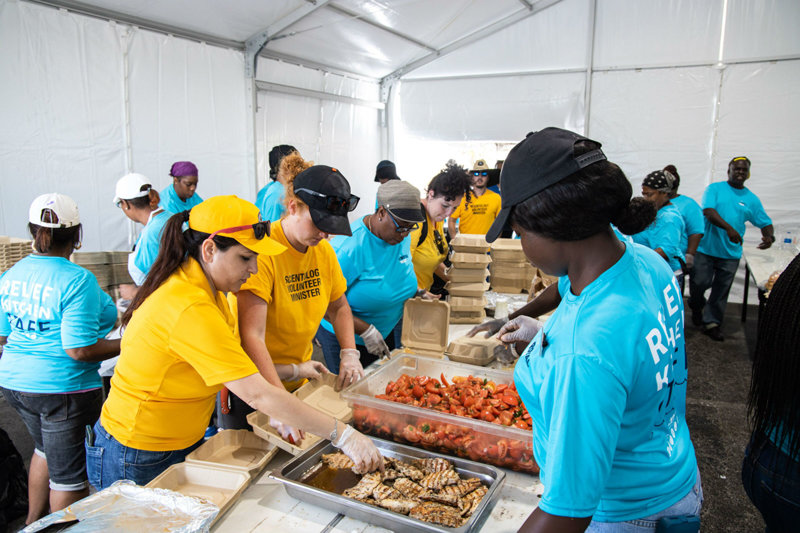 Scientology Volunteer Ministers joined Royal Caribbean Cruise personnel, packing meals from the food the chefs prepared.