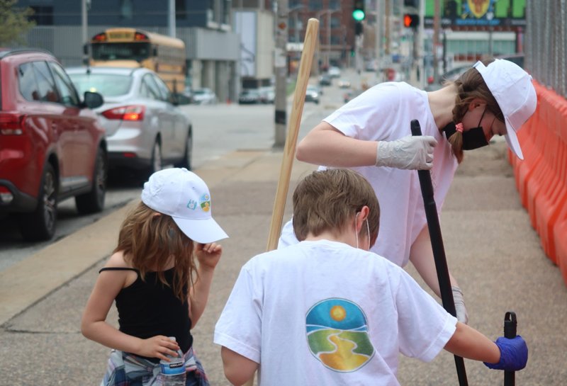 Youth apply precept #12 of The Way to Happiness, “Safeguard and Improve Your Environment” by participating in a Crossroads Arts District cleanup organized by the Church of Scientology KC.