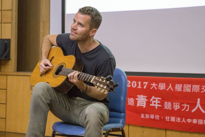 Wil Seabrook performs on Human Rights Day 2017 at the Church of Scientology Kaoshiung while on a human rights tour in Taiwan.