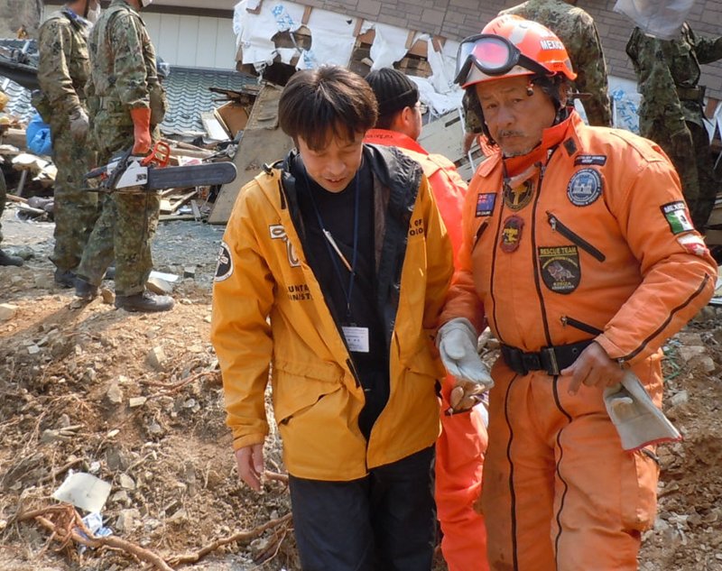 Los Topos partnered with the Scientology Volunteer Ministers after the 2011 tsunami in Japan, where their work was featured in a National Geographic documentary.