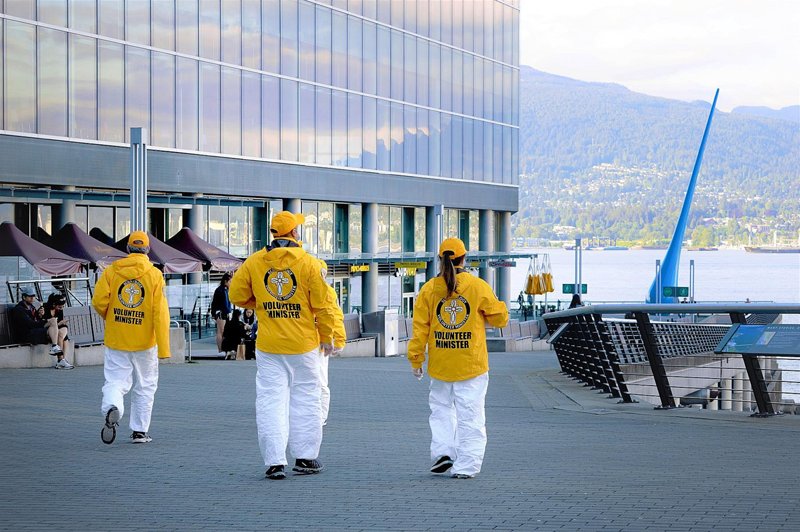 Vancouver Scientology Volunteer Ministers are bringing their Stay Well booklets to businesses throughout their neighborhood to ensure people have access to information on how to stay well.