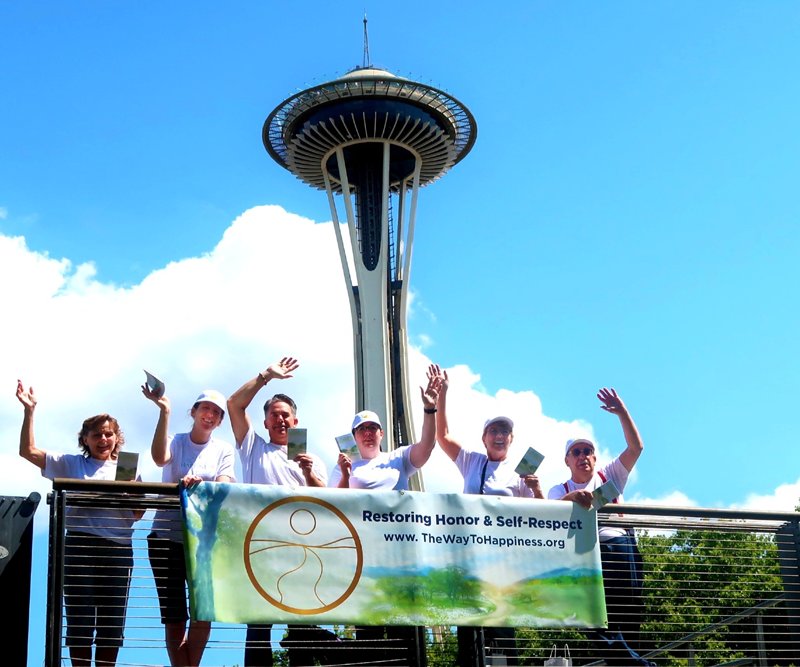 At the Space Needle in Seattle, Volunteers from the local chapter of The Way to Happiness Foundation celebrate International Day of Friendship by sharing the nonreligious moral code written by author, humanitarian and Scientology Founder L. Ron Hubbard.