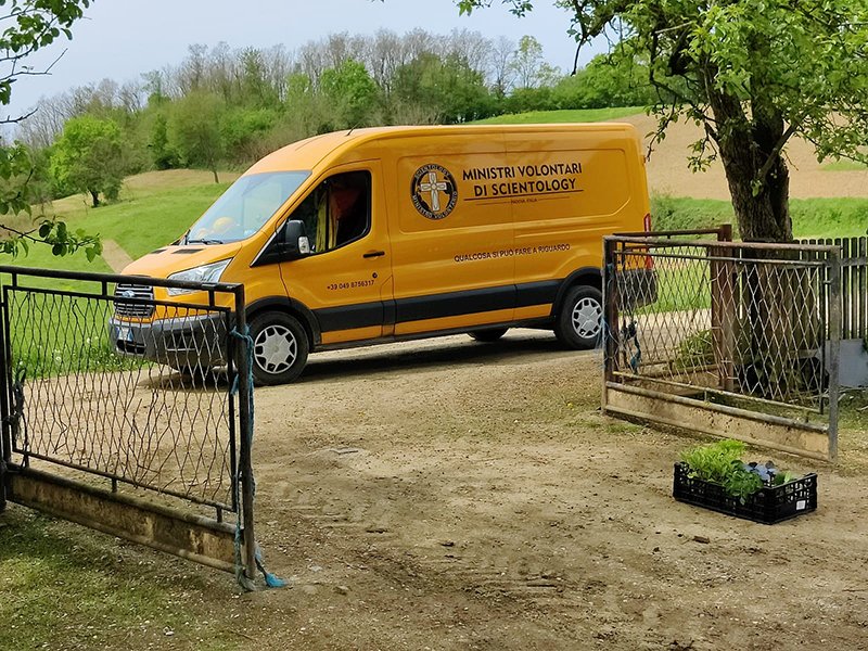 vm furgon vidéki faluban Scientology Olaszország önkéntes lelkészei segítenek a horvát falvaknak újjáépíteni és megújulni