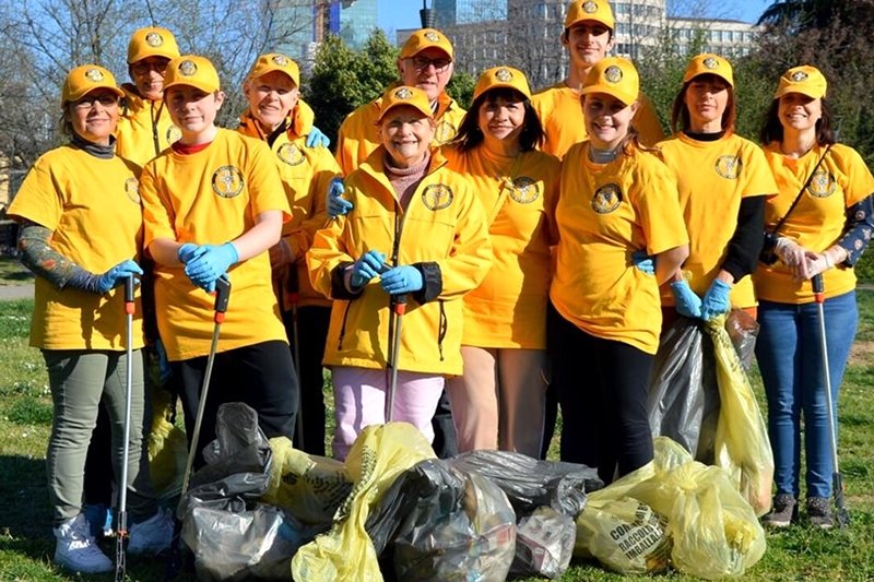 Volunteer Ministers from the Church of Scientology of Brescia celebrate spring with a cleanup in a local park.