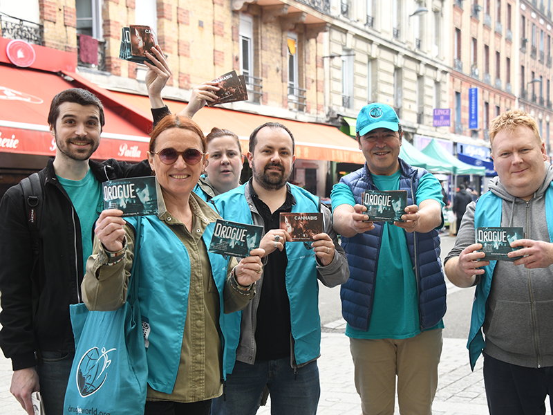 Volunteers from the Church of Scientology of Greater Paris take action to end drug abuse and addiction by sharing their drug education campaign with the community.
